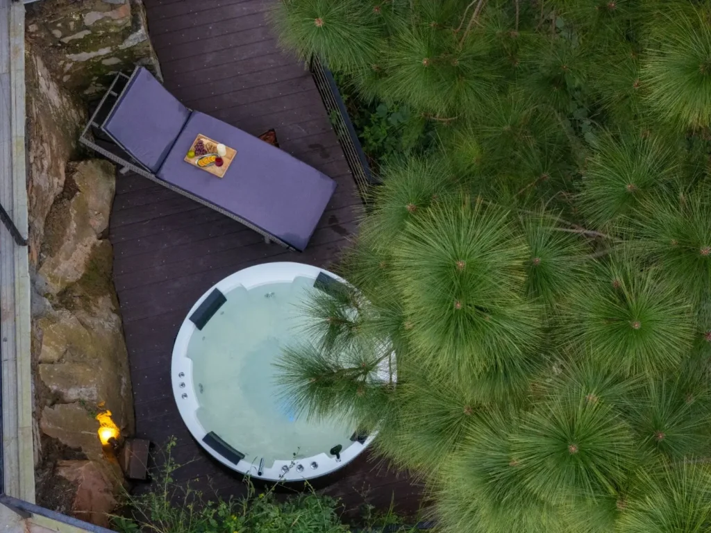 05(Jacuzzi facing the forests)